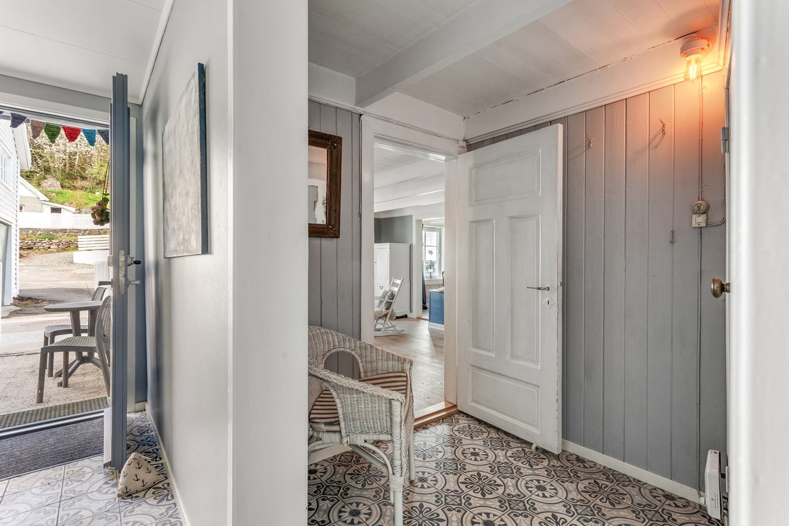 Gjennomgående i boligen finner man sjarmerende detaljer som panelvegger og originale dører. Galleribilde