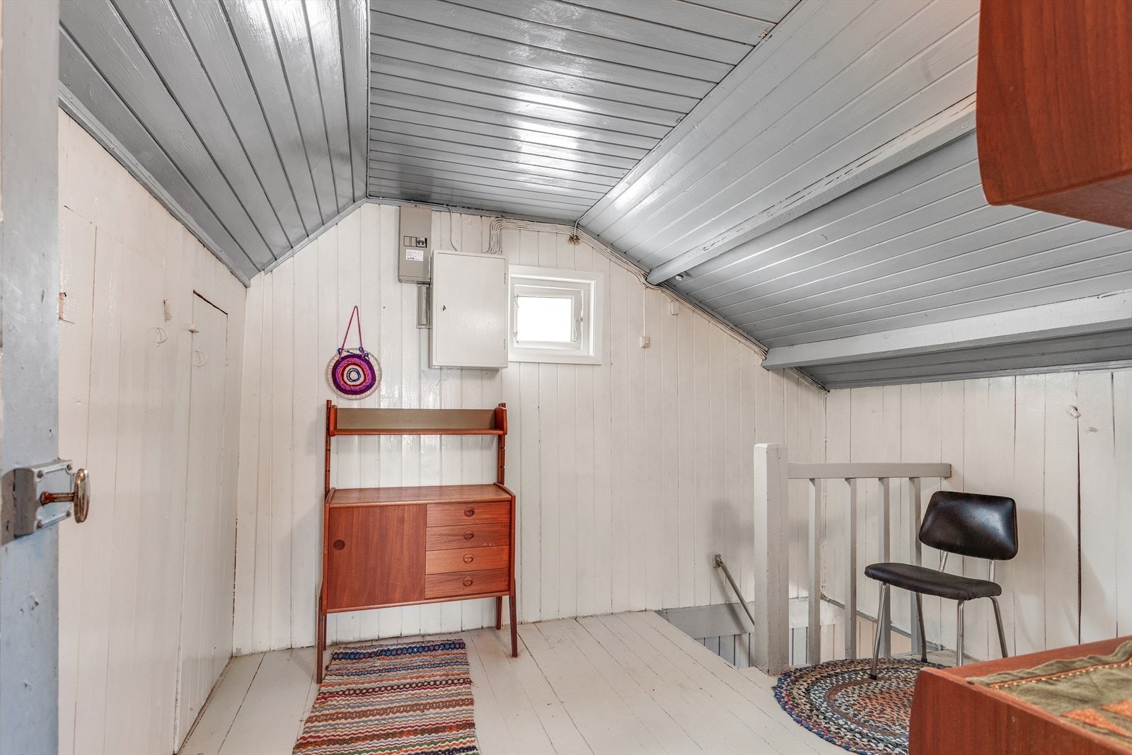 Loftsetasjen har parkett på gulvet og trepanel på vegger og i himling. Galleribilde