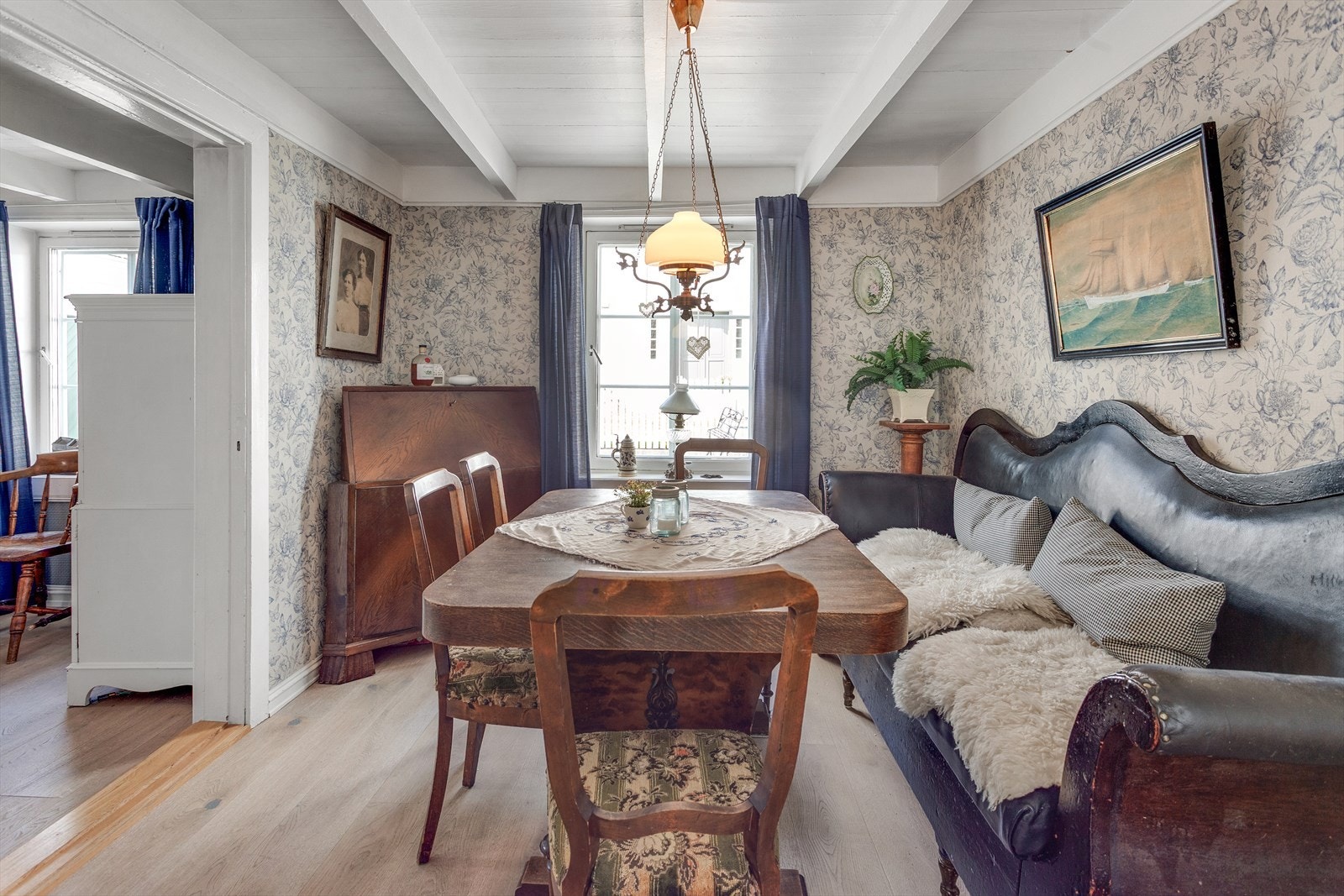 Spisestuen samler familie og venner, med plass til et stort spisebord. Galleribilde