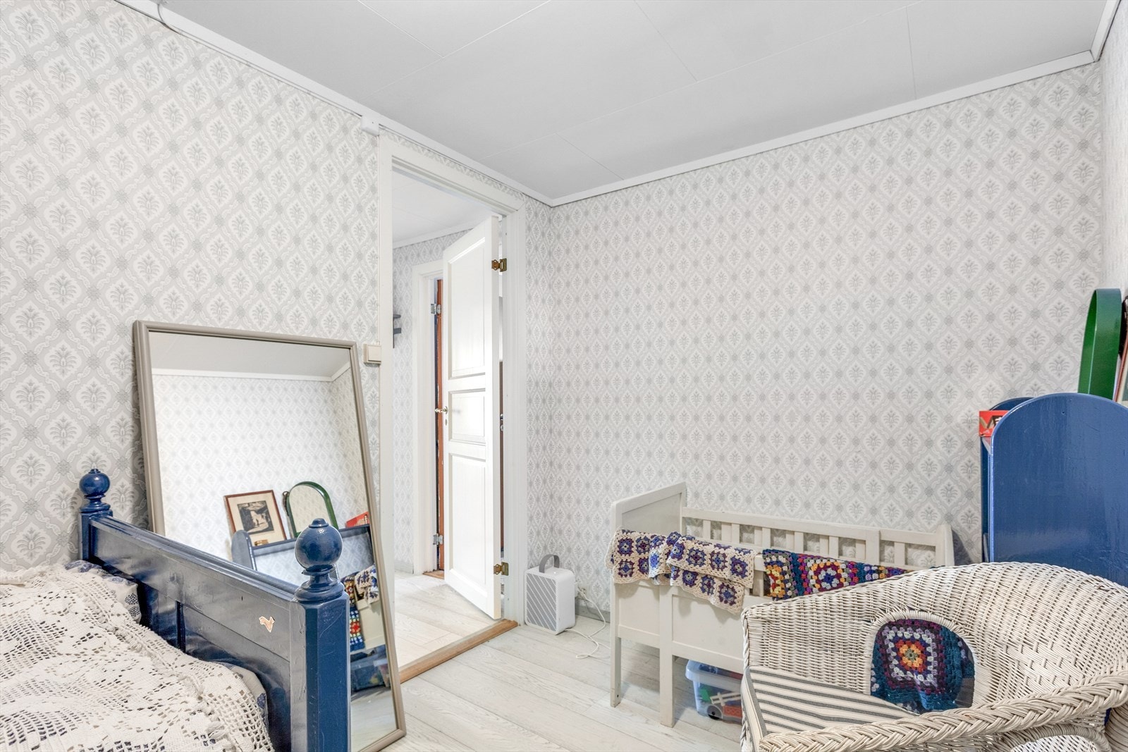 Originale fyllingsdører i furu bidrar til den gjennomførte stilen. Galleribilde