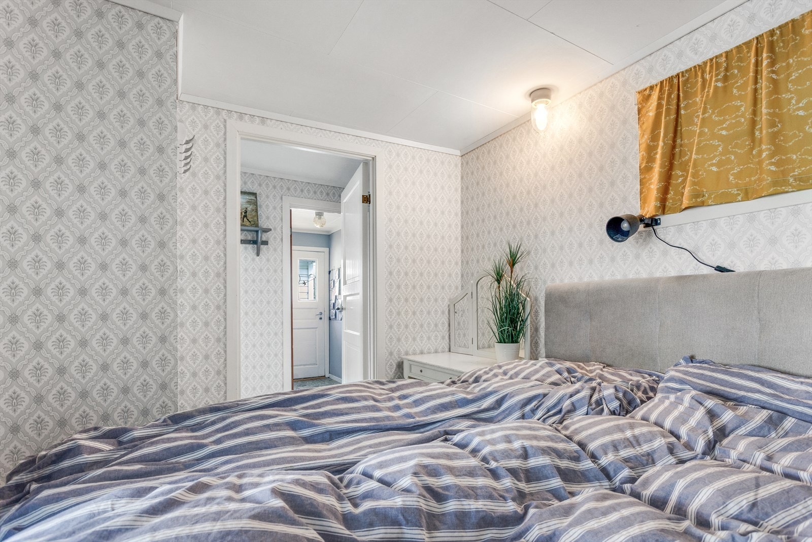 Boligen har to soverom i første etasje, begge med plass til seng og oppbevaring. Galleribilde