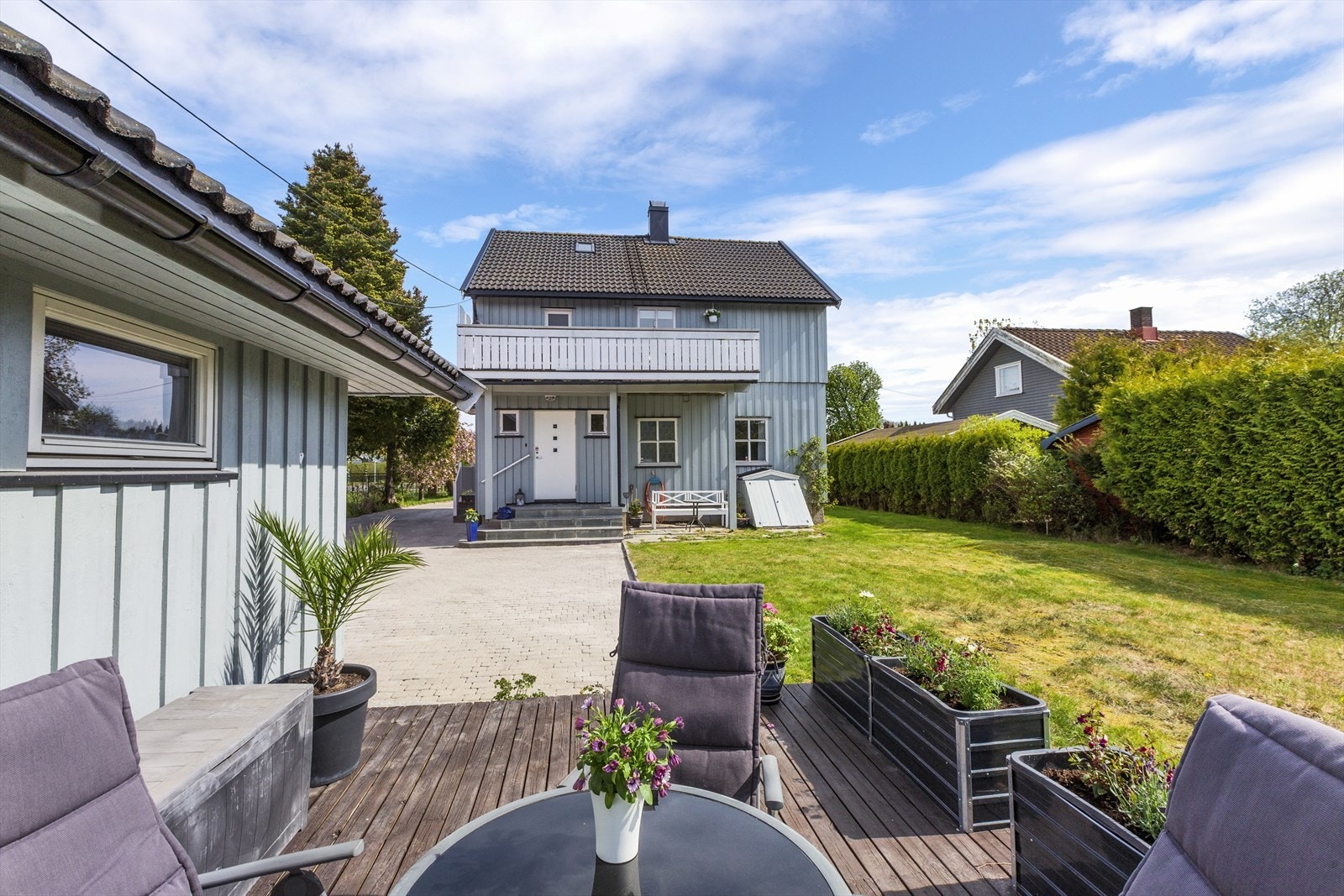skjermet fin hage- legg merke til den romslige verandaen i 2. etg på boligen- hvor også kveldssolen kan nytes Galleribilde