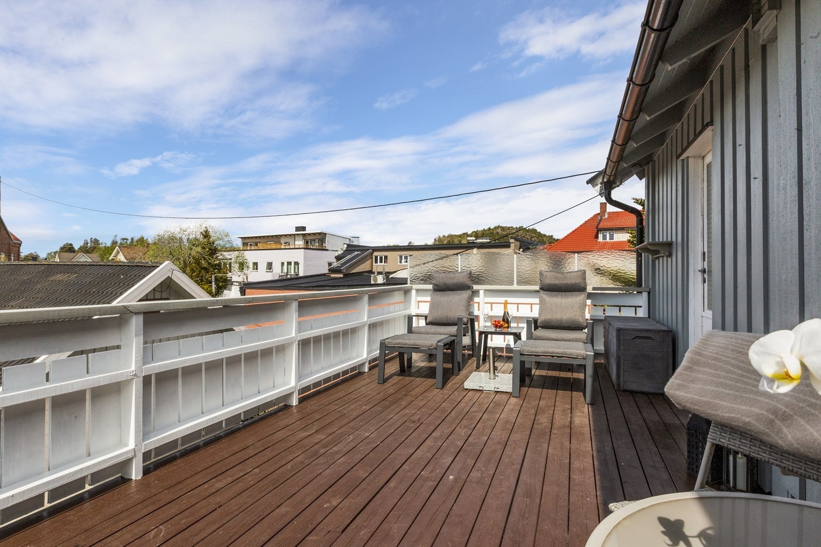 Stor veranda i 2. etg på boligen- god plass til sittegrupper og grill for hyggelige sommerkvelder Galleribilde