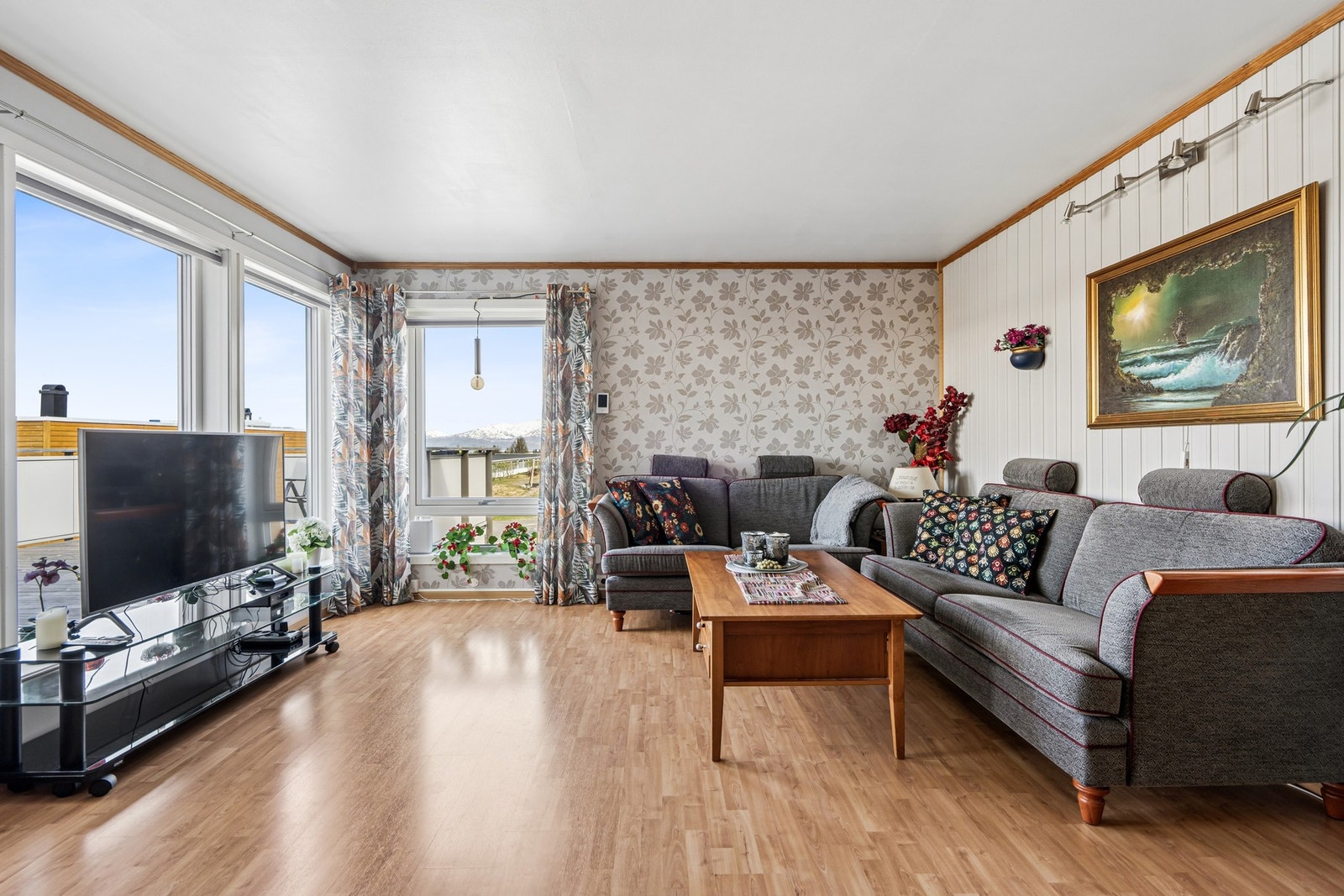 Stuen ligger i andre etasje og har store vindusflater. Herfra er det direkte utgang til terrassen. Galleribilde