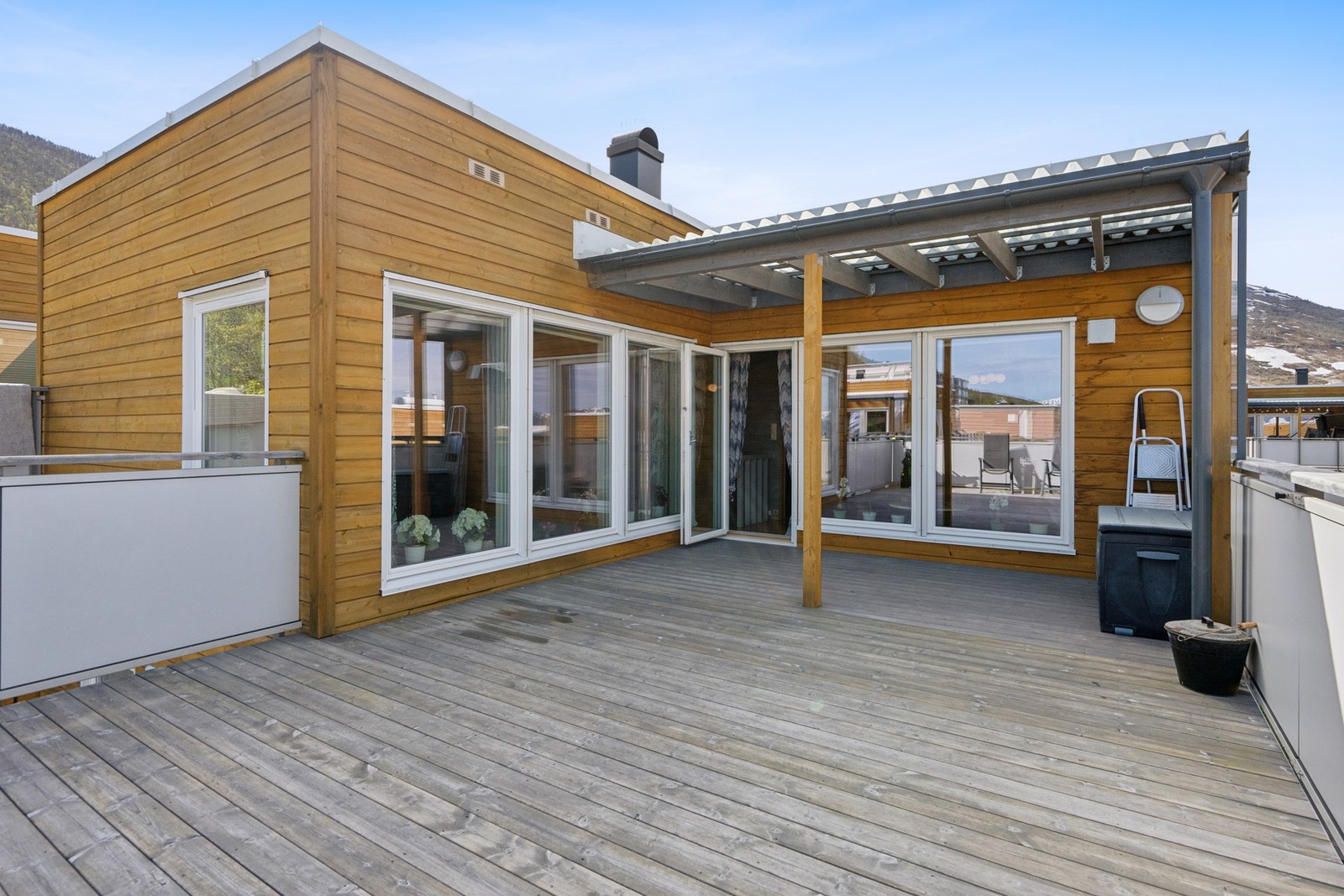 Enderekkehus med oppgradert fasade og en stor terrasse Galleribilde