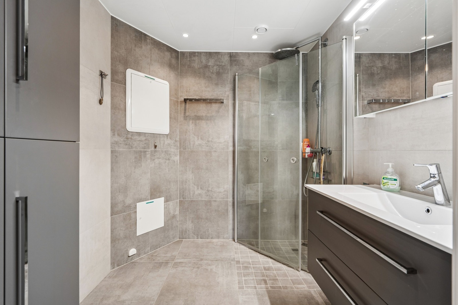 Badet ble oppgradert av firmai 2020 og har flislagte overflater, varmekabler i gulvet og svingbare dusjvegger. Galleribilde