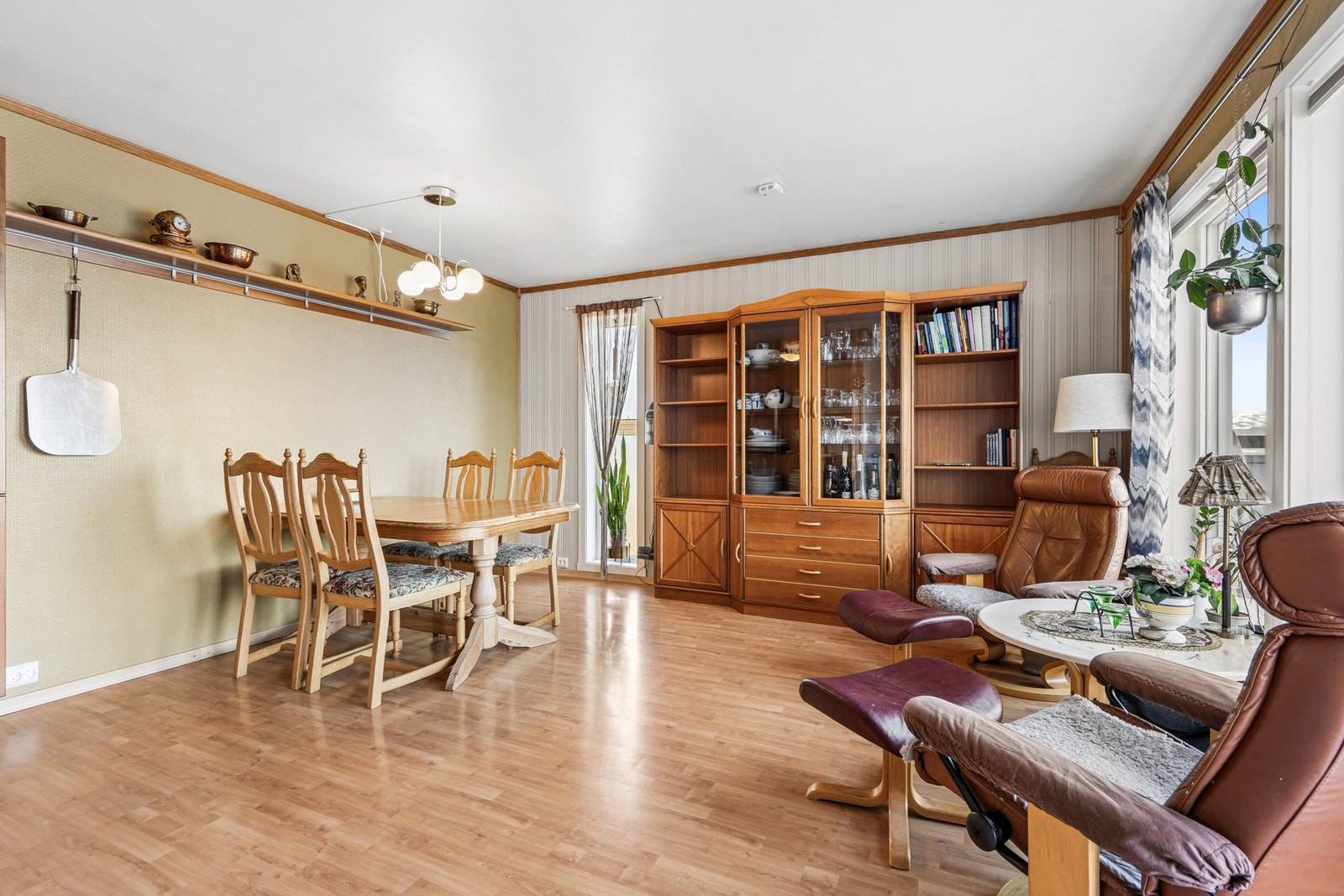 Den åpne løsningen i andre etasje gir en sosial sone med plass til både spisebord og sofagruppe. Galleribilde