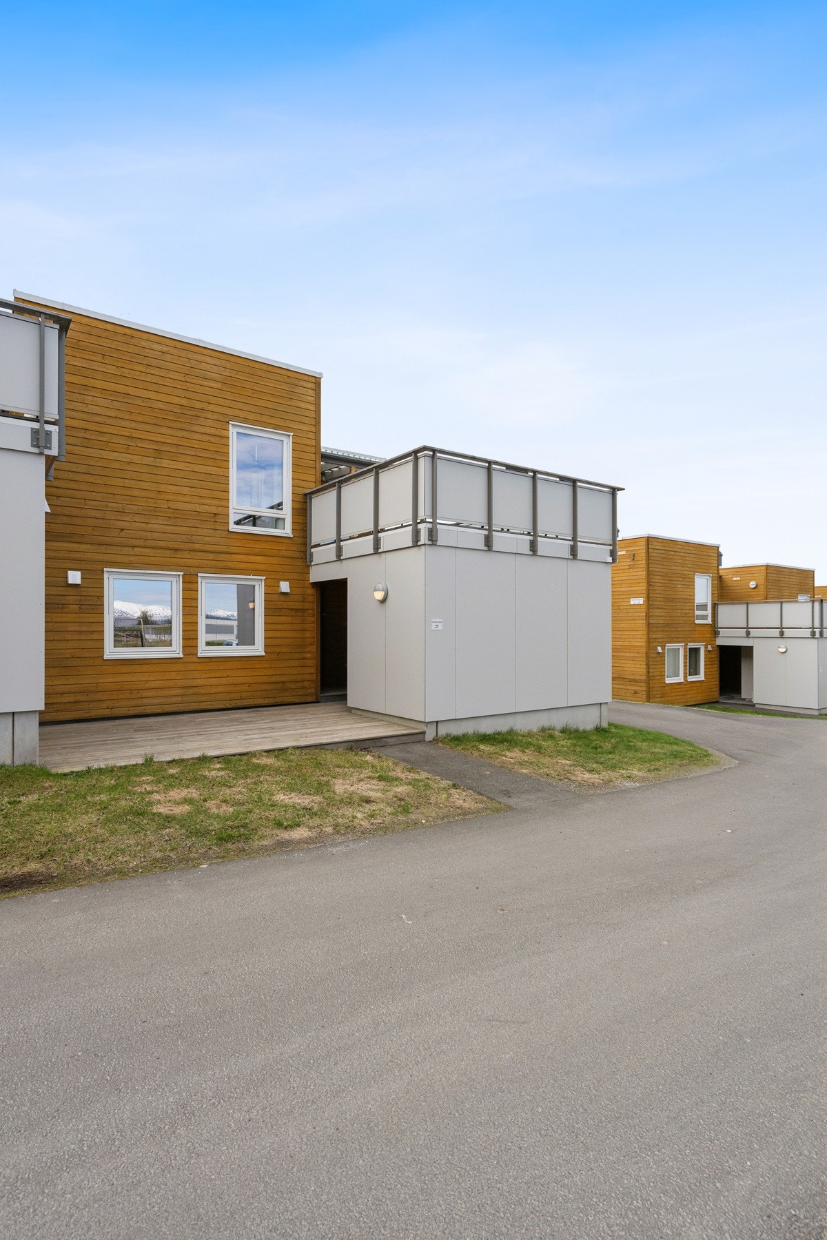 Inngangspartiet har en platting på 15 m² som ble bygget i 2021. Galleribilde