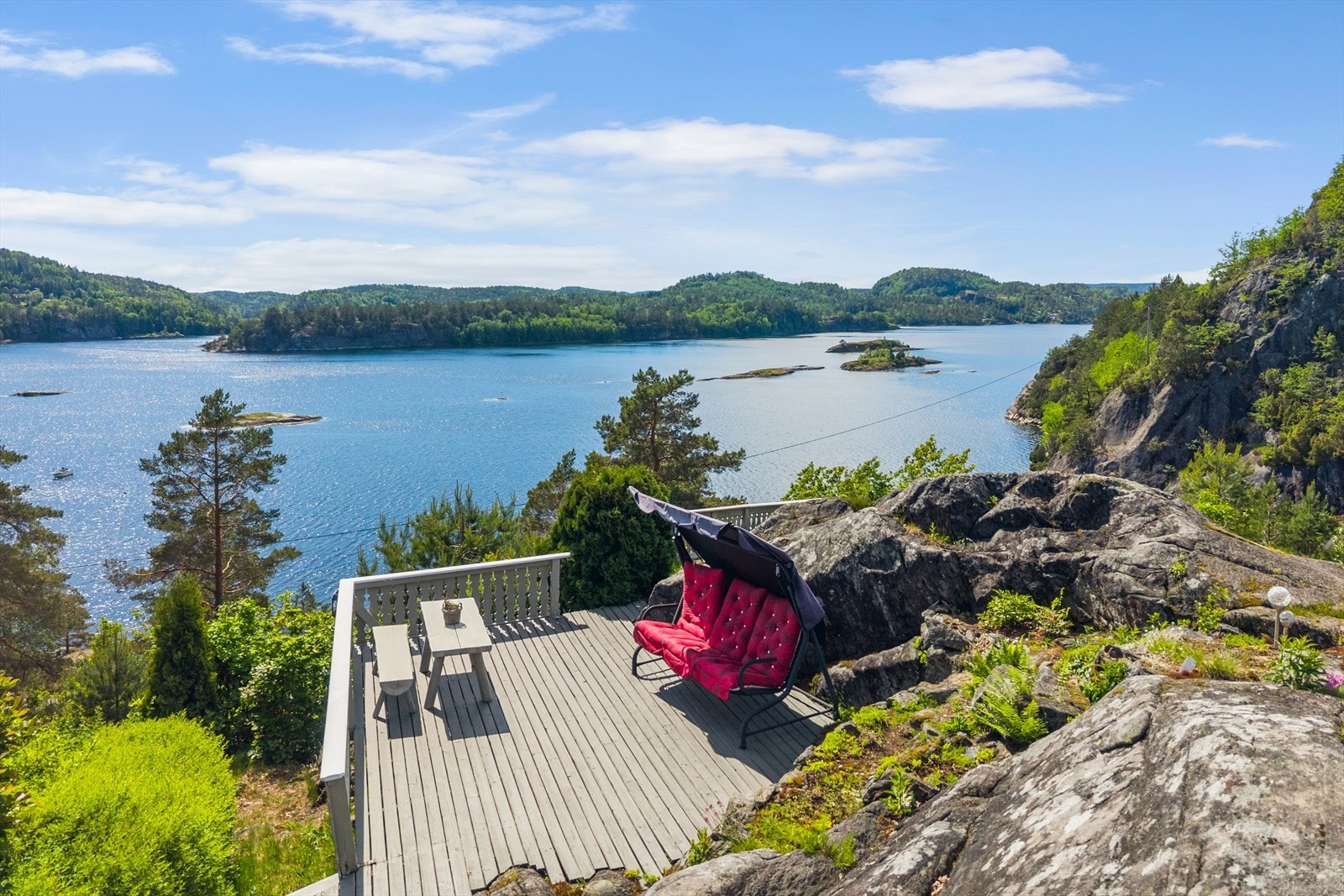 Hytta ligger skjermet til, og man føler man er helt alene med det beste Sørlandet har å by på. Galleribilde