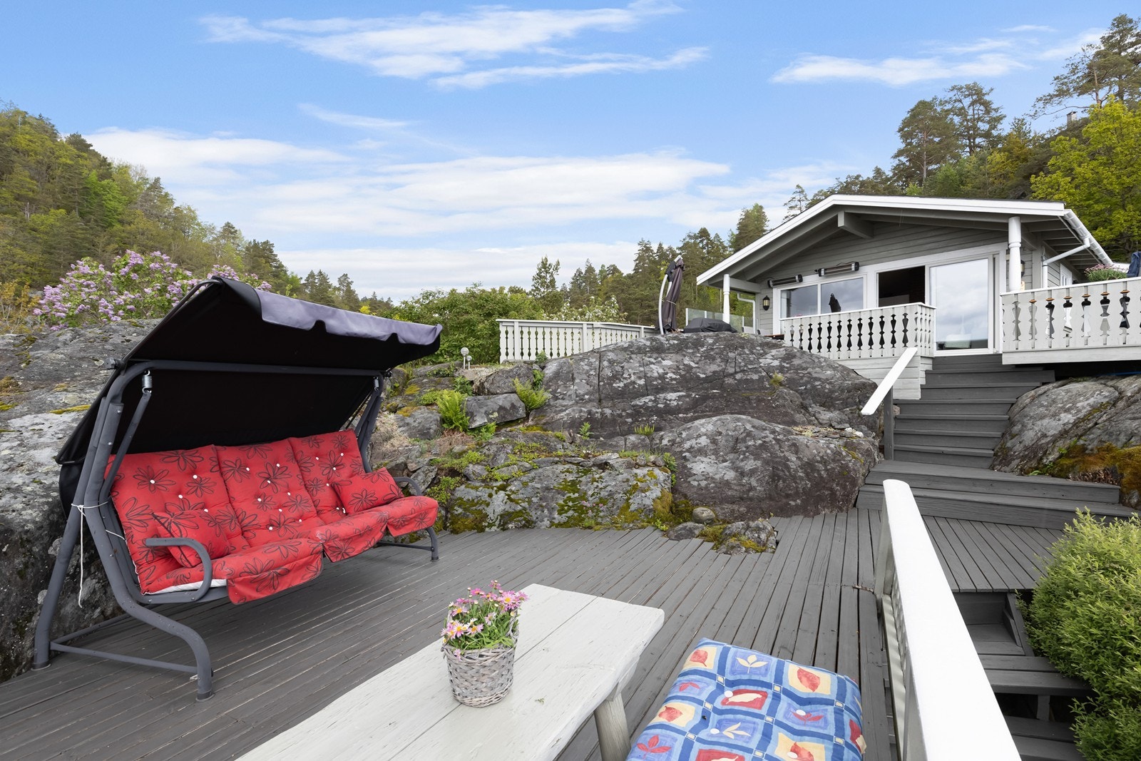 Nedre terrasse er romslig, og inviterer til koselige sommerkvelder med venner og familie. Galleribilde