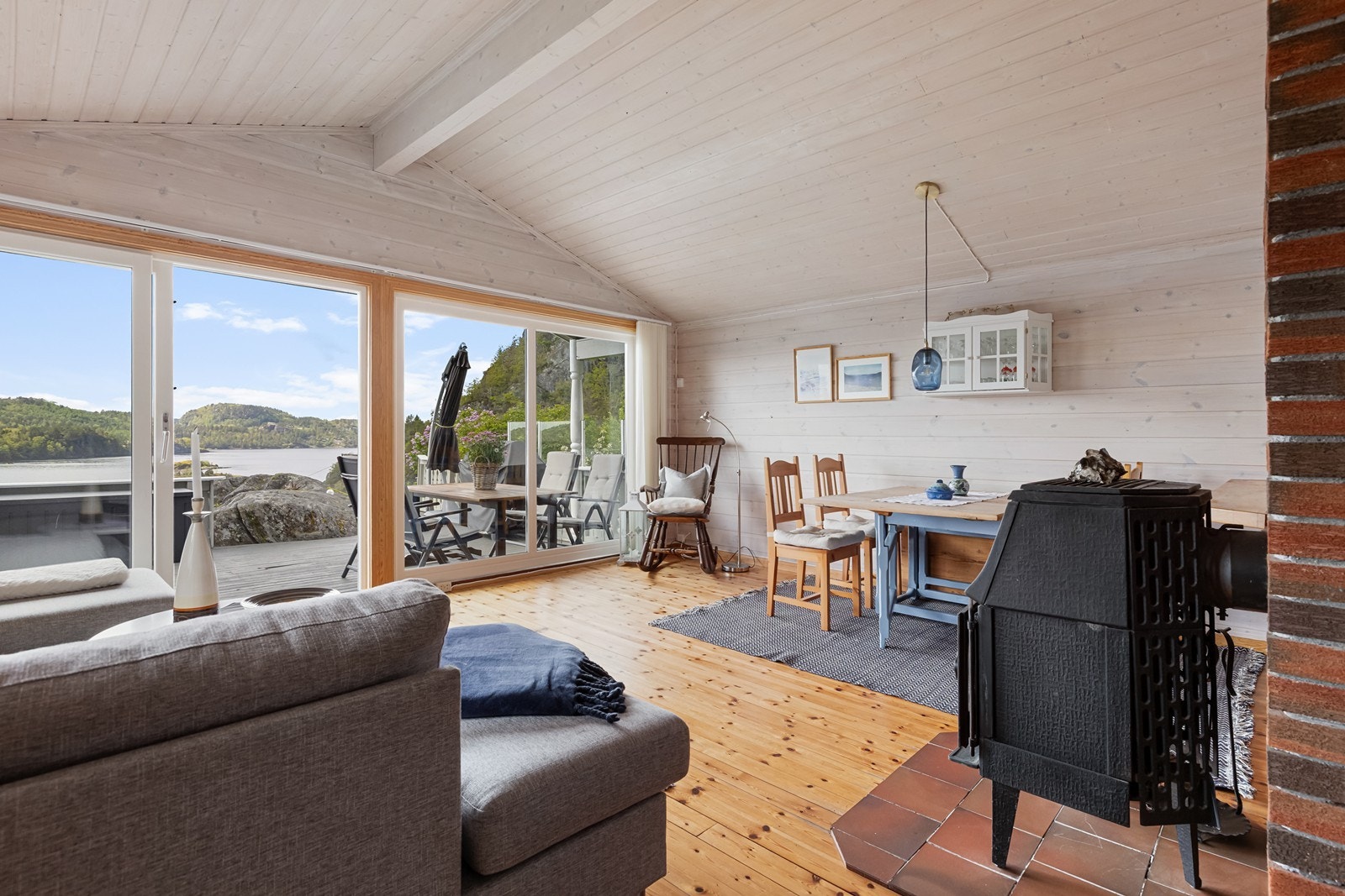 Stua er i dag delt opp i dagligstue og spisestue - selv om de aller fleste måltidene nytes utendørs om sommeren. Galleribilde