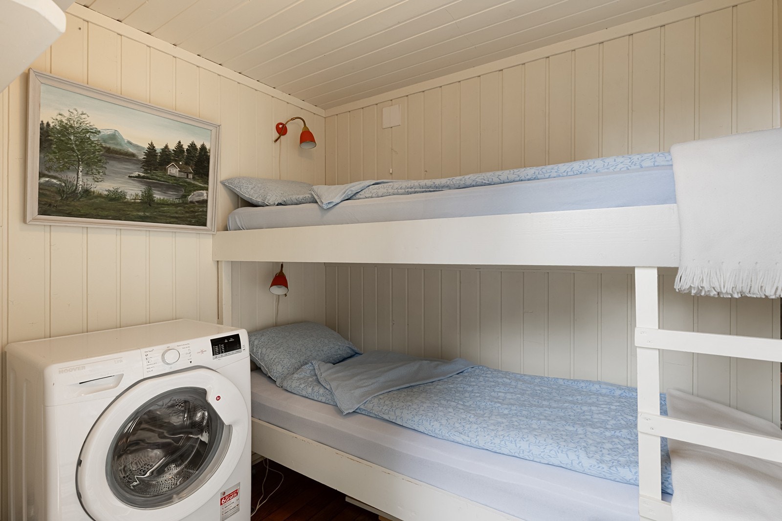 I tilleggsbygget / bod er det i dag møblert som et ekstra soverom. Dette er ikke søkt om hos kommunen for varig opphold, og kan med dette ikke kalles et soverom. Her er det og opplegg for vaskemaskin. Galleribilde
