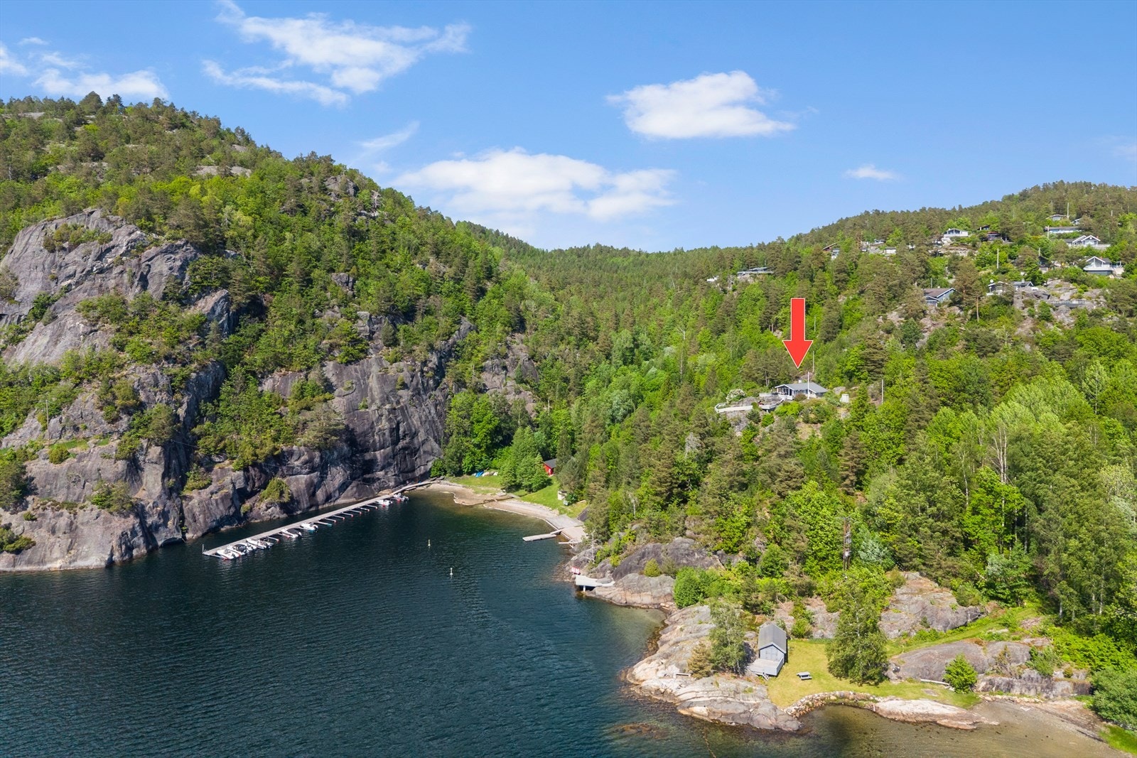 Ser du etter et stille sted om sommeren som har alt det beste Sørlandet har å by på? Da må du oppleve Øyveien 432! Galleribilde
