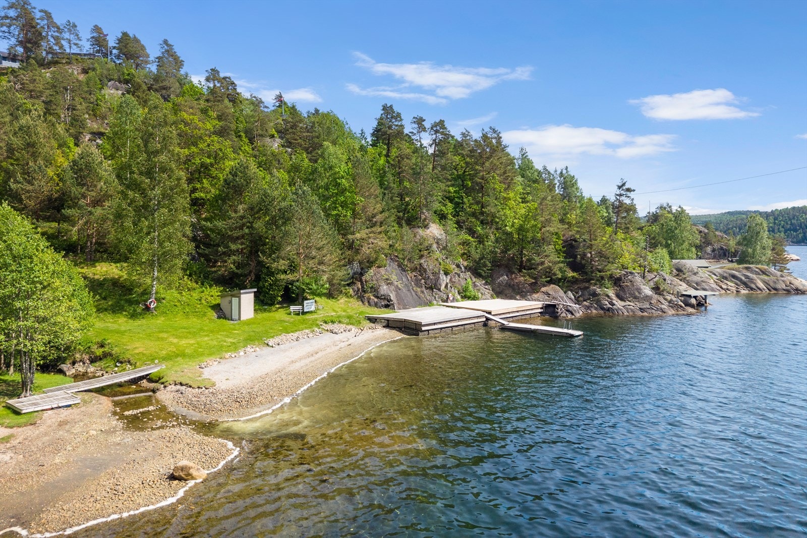 Fellesområdene har egne brygger og sandstrand. Dette blir godt vedlikeholdt gjennom dugnader - en ypperlig mulighet til å bli kjent med hyttenaboene dine. Galleribilde