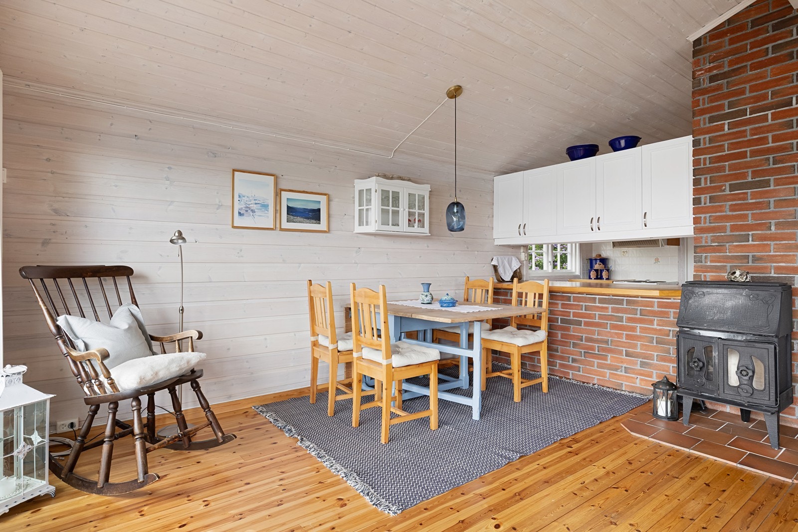 Ønsker man å trekke inn på kvelden kan man spise inne i spisestua. Og bruker man hytta utover høsten er det en peis som gir god varme på de kaldeste høstkveldene. Galleribilde