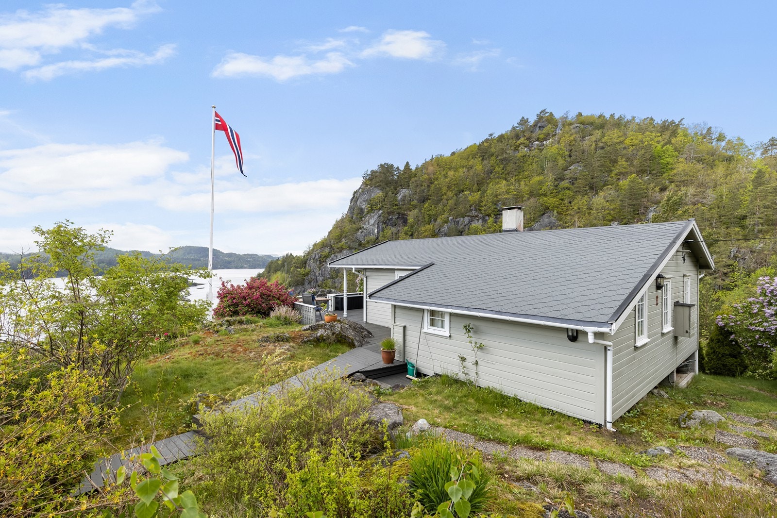 Hytta er bygd i 1987, og er godt vedlikeholdt av eierne opp i gjennom årene. Her kan man nyte hyttelivet fra første sekund. Galleribilde