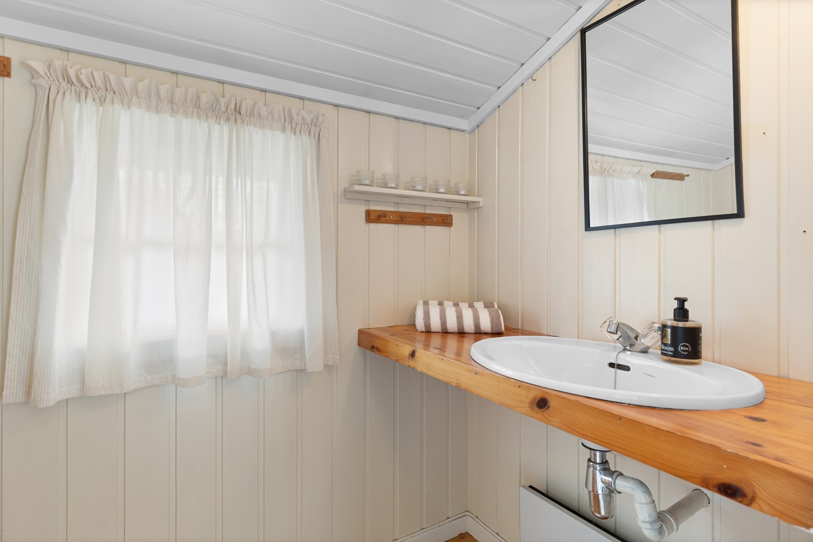 Eget rom med vask for kveldsstell og tannpussen. Galleribilde