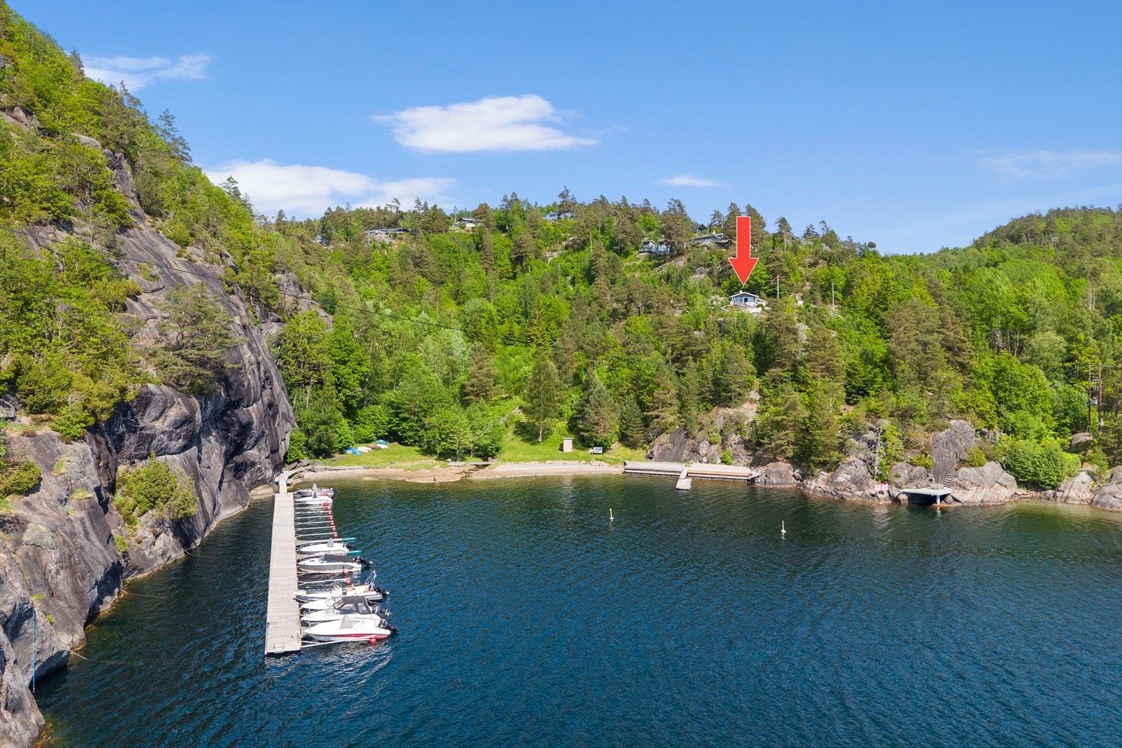 Hytta har tilgang til fantastiske fellesområder med sandstrand, brygger, plen, egen bryggeplass og sjøbod. Galleribilde