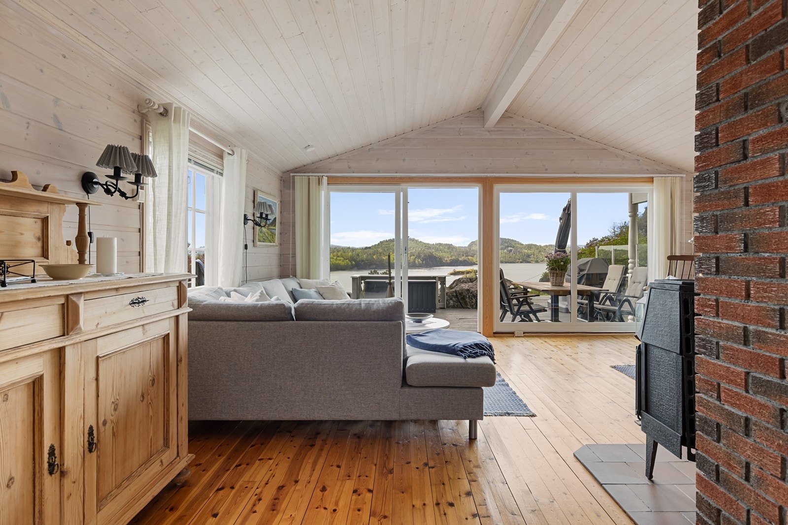 Hytta er lys og åpen, og man blir alltid trekt ut mot den flotte utsikten. Galleribilde