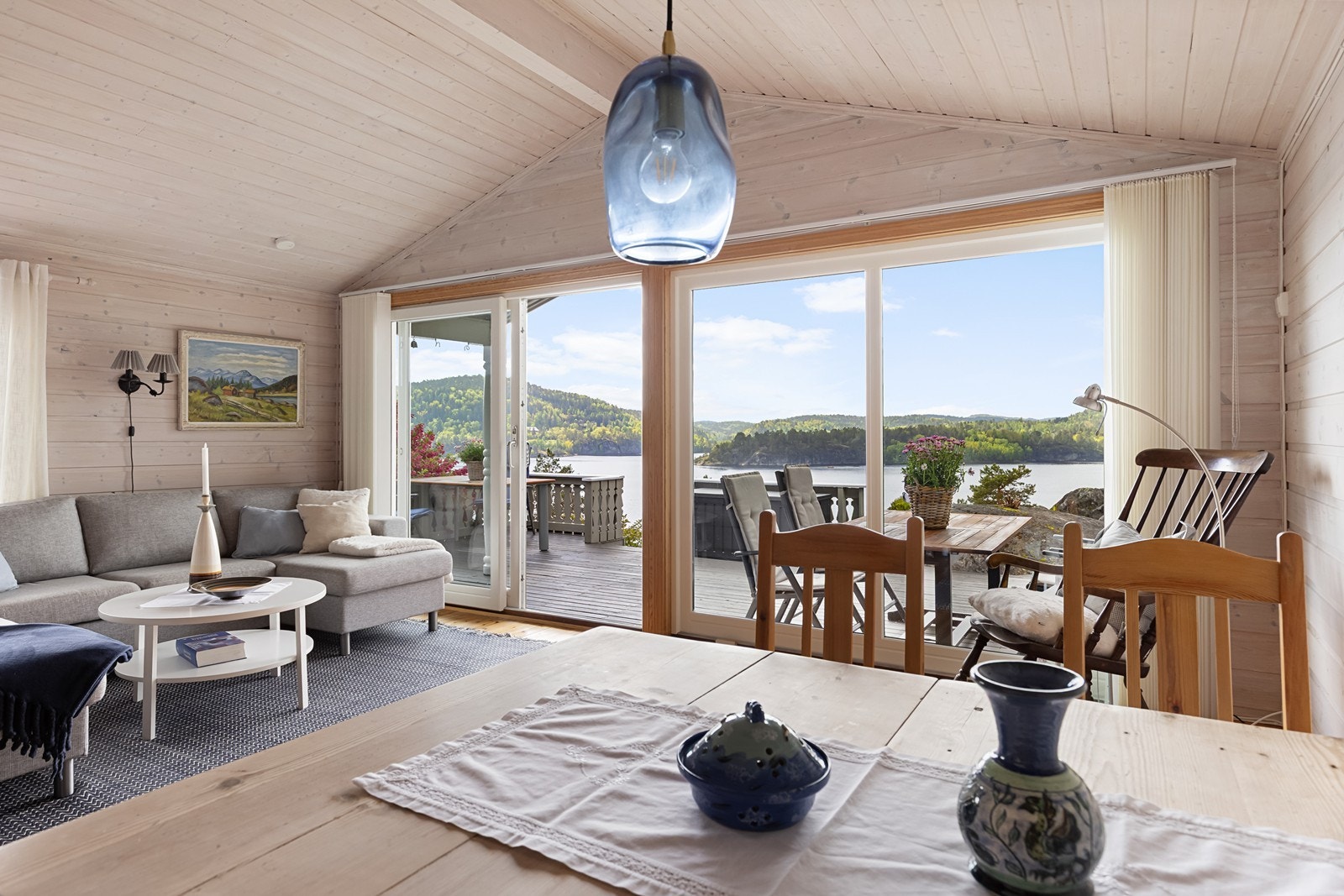 Hytta har store vinduer inn i stua som inviterer de fantastiske omgivelsene rett inn. Galleribilde