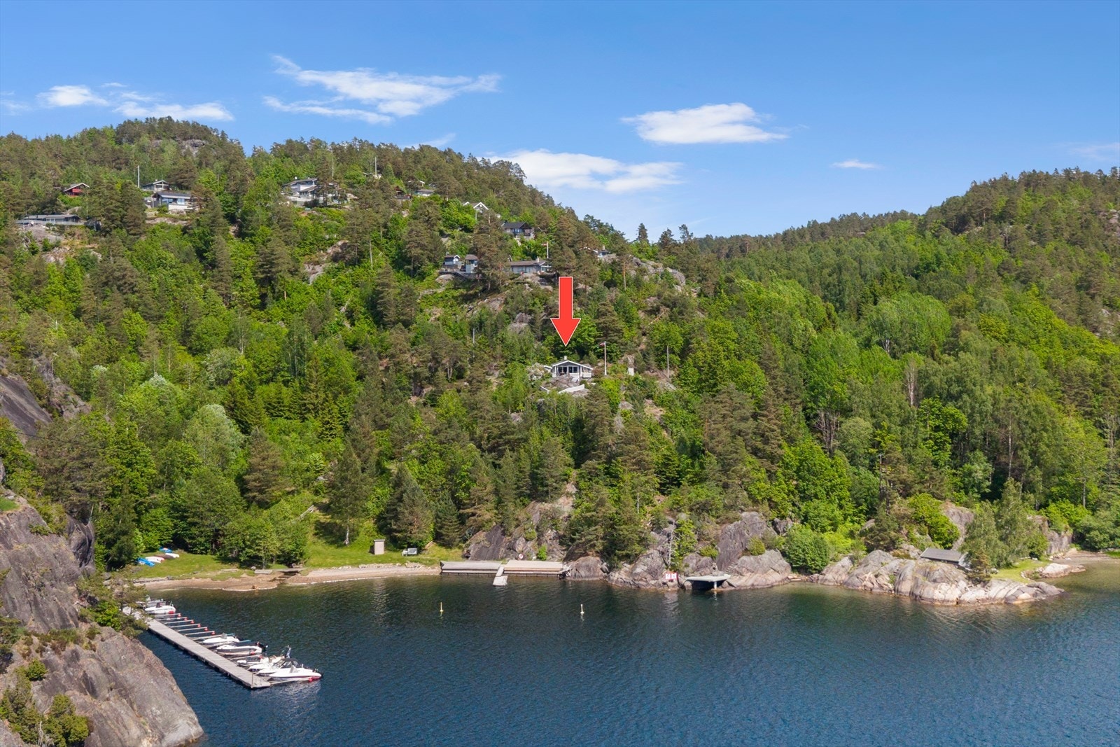 Hytta ligger ytterst i feltet, og har kort ved ned til koselige fellesområder. Galleribilde