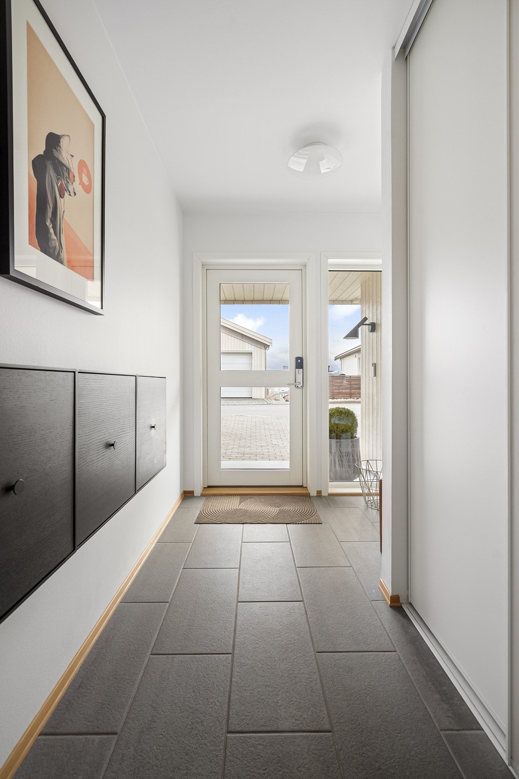 En romslig entré med god plass til oppbevaring, som gir et praktisk og innbydende førsteinntrykk av boligen. Galleribilde