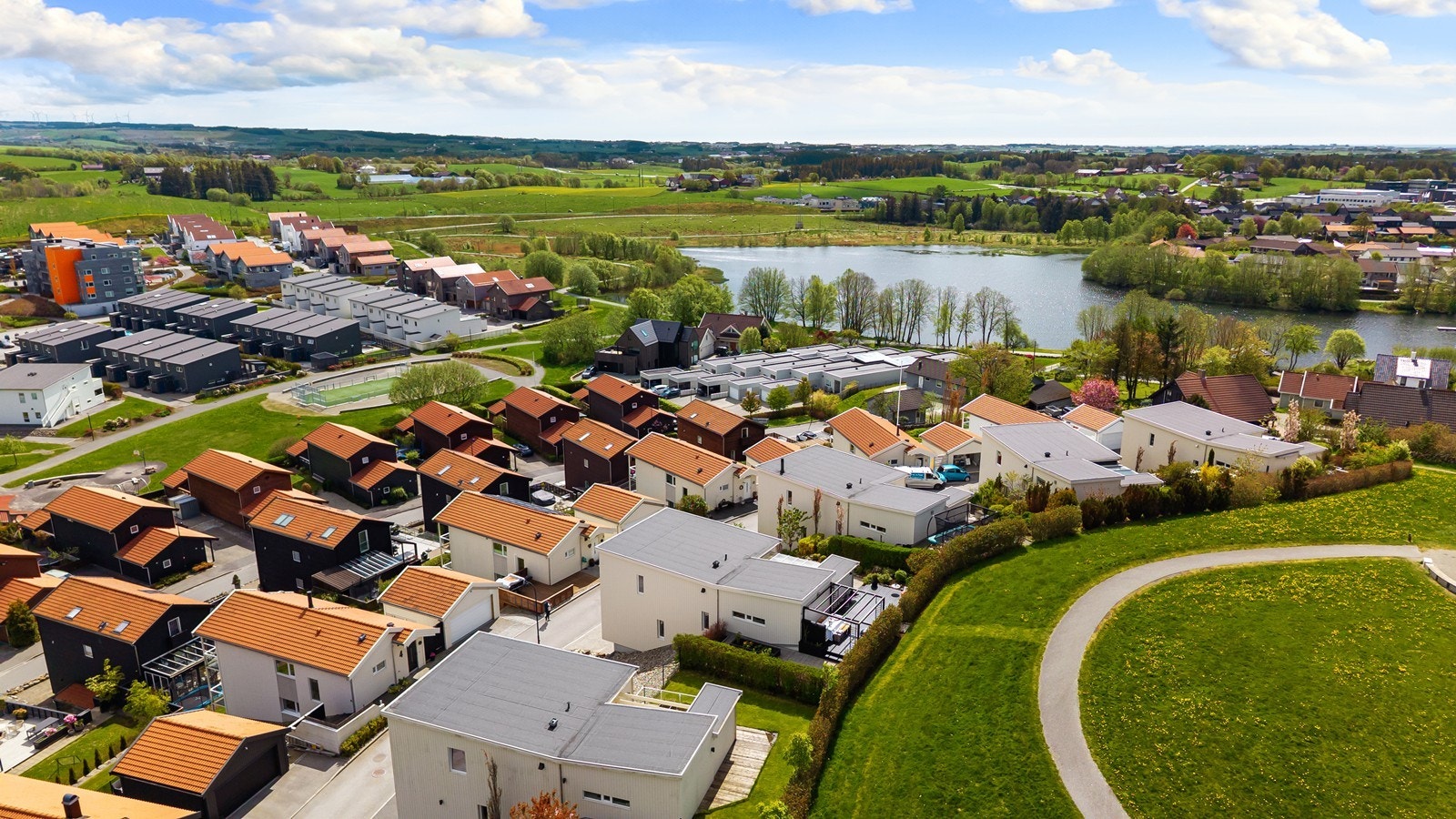 Eivindsholstjødna er et populært og attraktivt turområde på Bryne, kjent for sin rolige og naturnære beliggenhet. Rundt tjødna går det fine turstier som egner seg godt både for gåturer, jogging og familieturer. Galleribilde