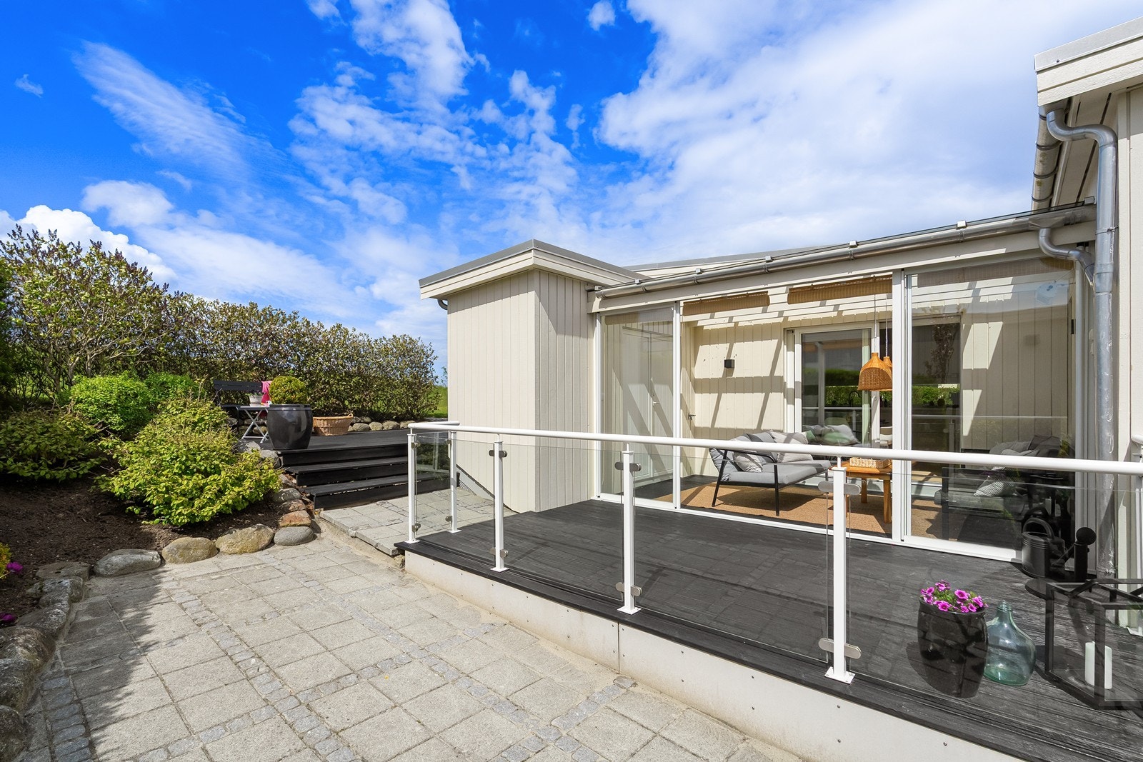 Uteområdet er tilrettelagt for både avslapning og sosiale sammenkomster, med pergola og utestue som gir gode soner for bruk store deler av året. Galleribilde
