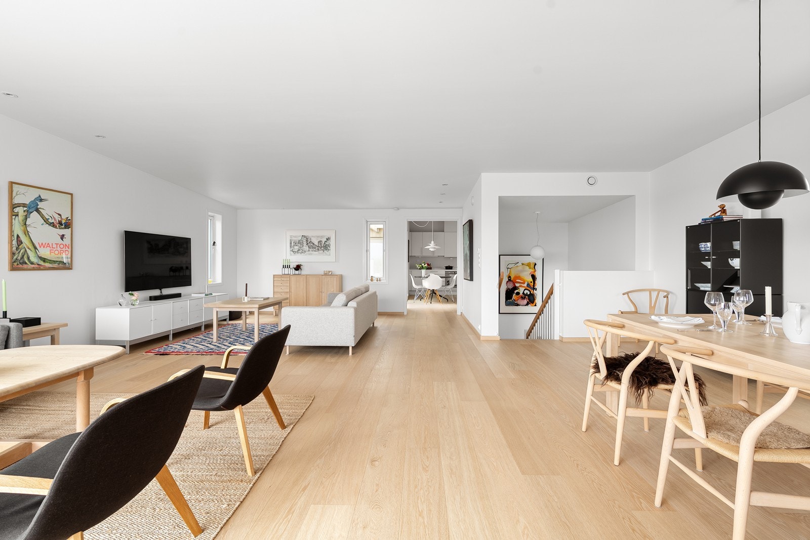 Planløsningen gir god plass til flere soner, med rom for både spisebord og sofagruppe. Galleribilde