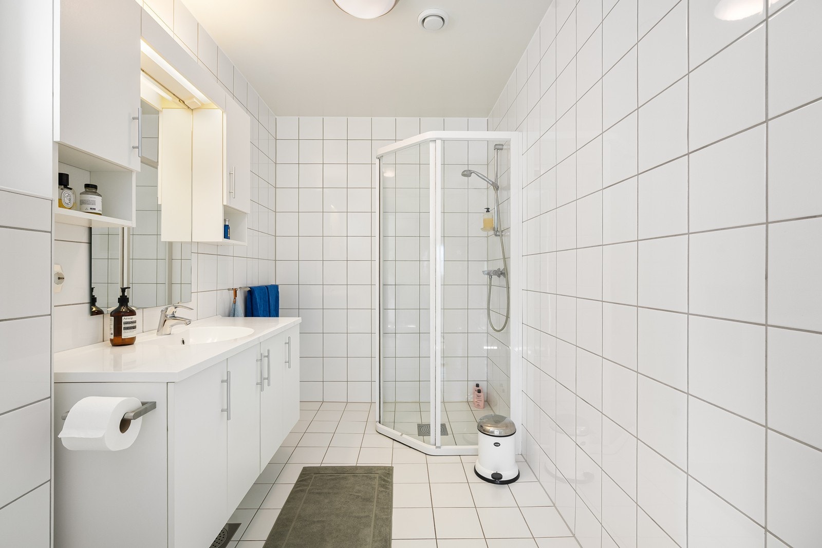 Badet er helfliset og fremstår moderne og stilrent, med nedfelt servant i innredning med speil. Vannbåren gulvvarme som gir god komfort. Galleribilde