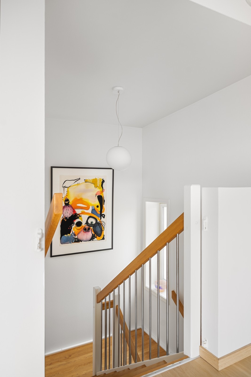 Trappen binder etasjene sammen på en naturlig og funksjonell måte. Galleribilde