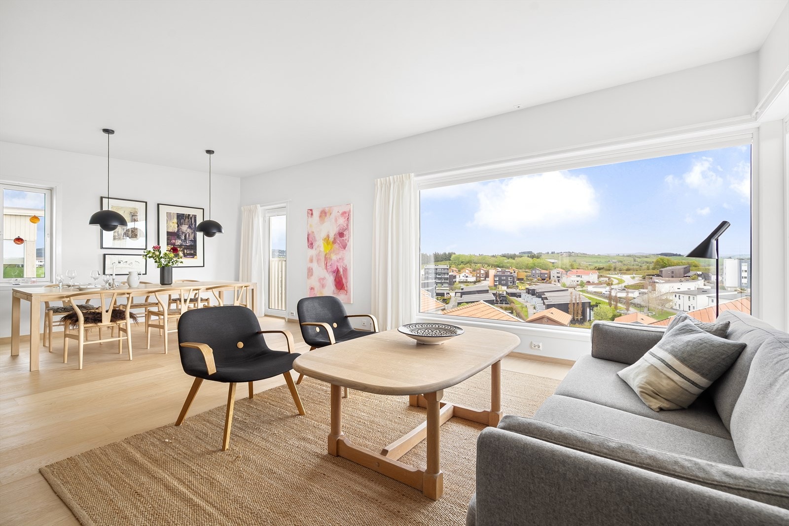 Med enstavs parkett på gulvet og lyse, moderne overflater ligger alt til rette for et stilrent og tidløst uttrykk Galleribilde
