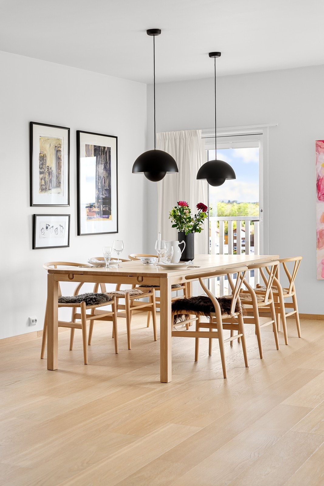 Stuen har god plass til spisebord. Galleribilde