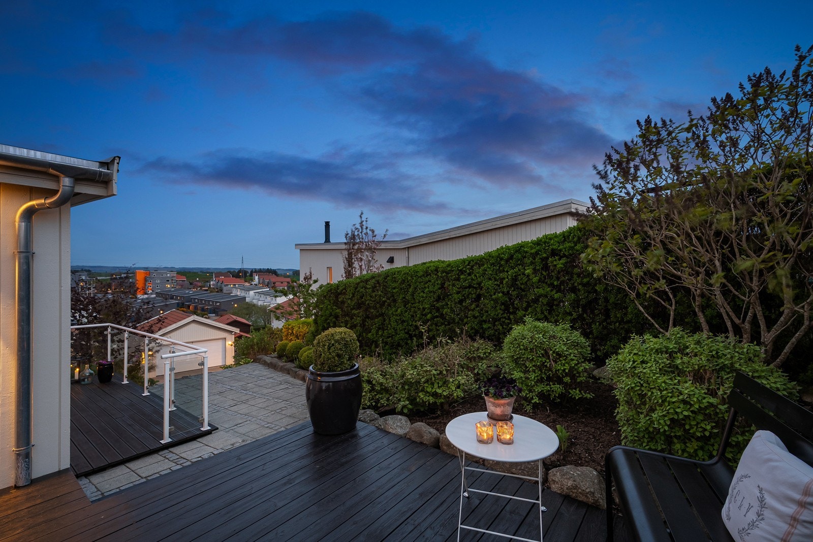 Terrasse og uteområde med utsyn mot nærområdet. Galleribilde