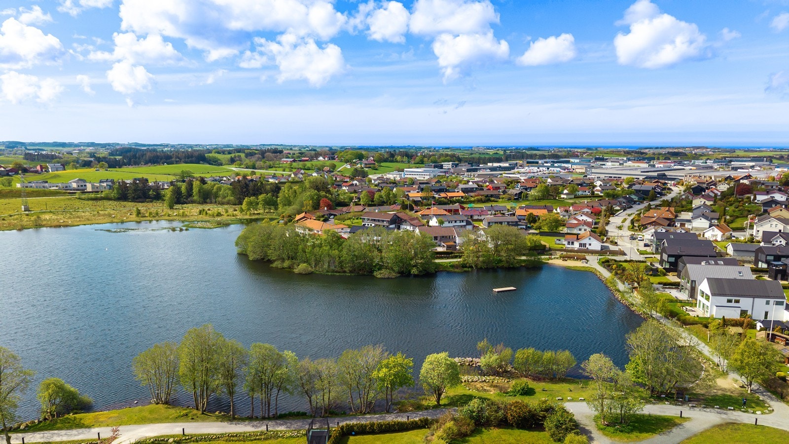 Området er godt tilrettelagt og brukes aktivt av både barn og voksne gjennom hele året. Her får man en fin kombinasjon av natur, rekreasjon og nærhet til boligområdene, noe som gjør det til et populært utfartssted i hverdagen. Galleribilde