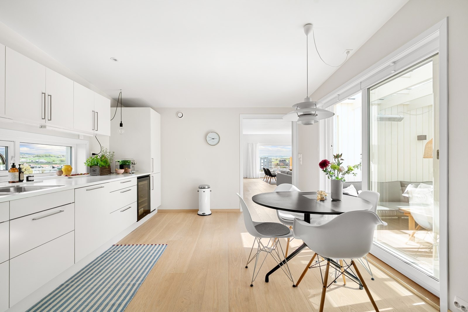 Fra kjøkkenet er det utgang til utestue og videre ut til et flott opparbeidet uteområde med pergola, som gir en sømløs overgang mellom inne- og uterom. Galleribilde