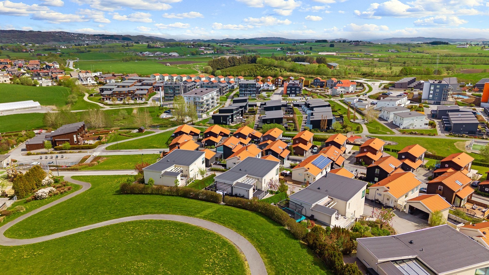 Sukkertoppen er et populært og sentralt utsiktspunkt og friområde på Rosseland, øst for Bryne sentrum. Det historisk korrekte navnet på området er Rudlå Galleribilde