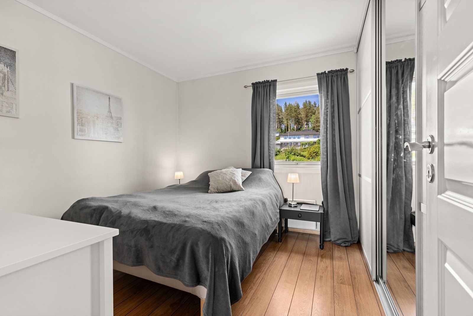 Leiligheten har to soverom. Dette rommet har plass til dobbeltseng og garderobeløsning. Galleribilde