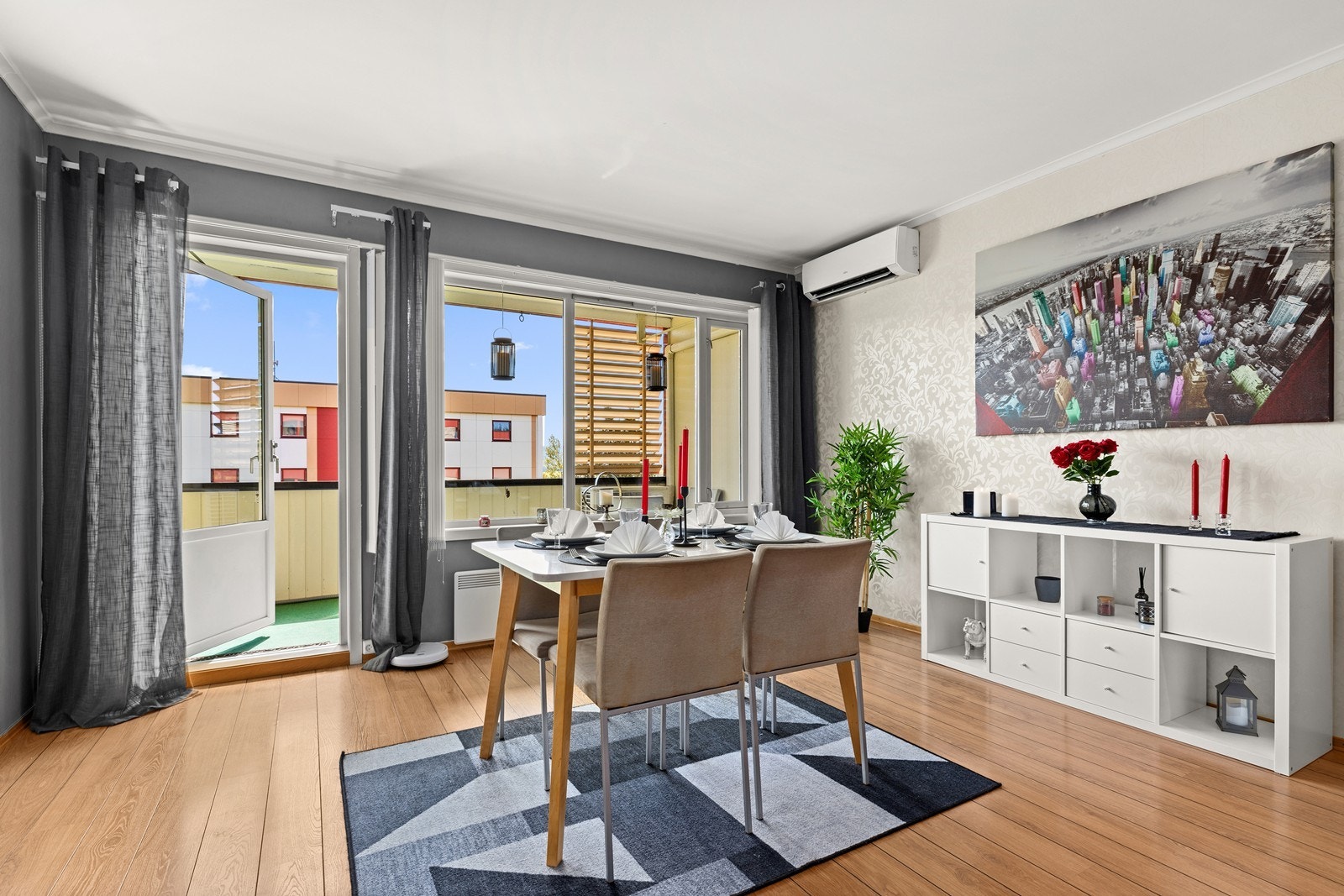 En luft-til-luft varmepumpe sørger for effektiv oppvarming av leiligheten. Galleribilde