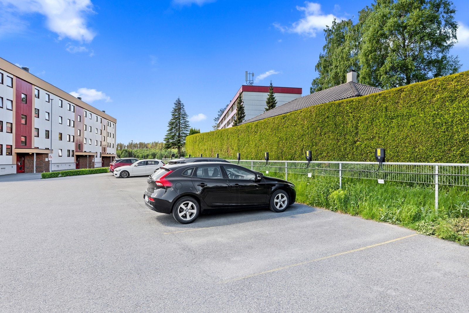 Det er tilrettelagt for lading av elbil på borettslagets område. Galleribilde
