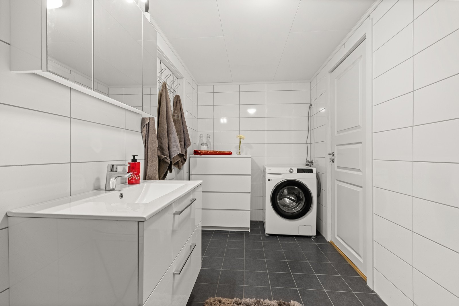 Rommet er utstyrt med dusjnisje, servantinnredning og har opplegg for vaskemaskin. Galleribilde