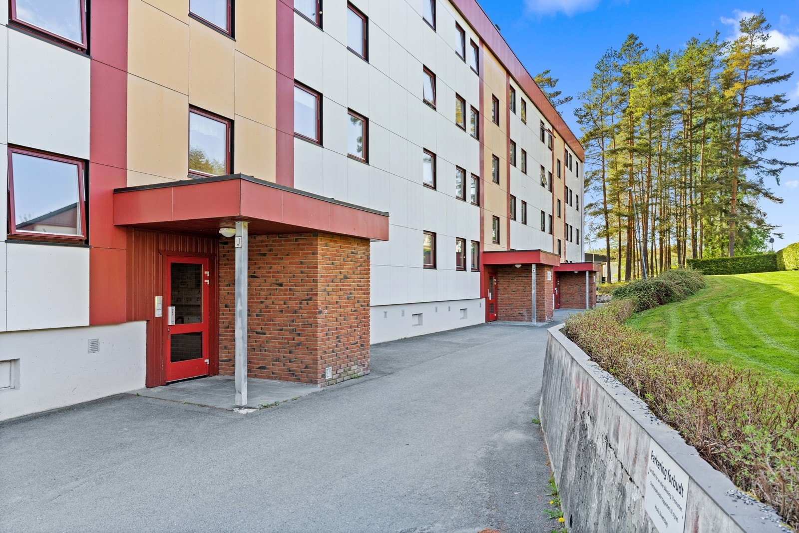 Adkomst til leiligheten skjer via felles trappegang. Galleribilde