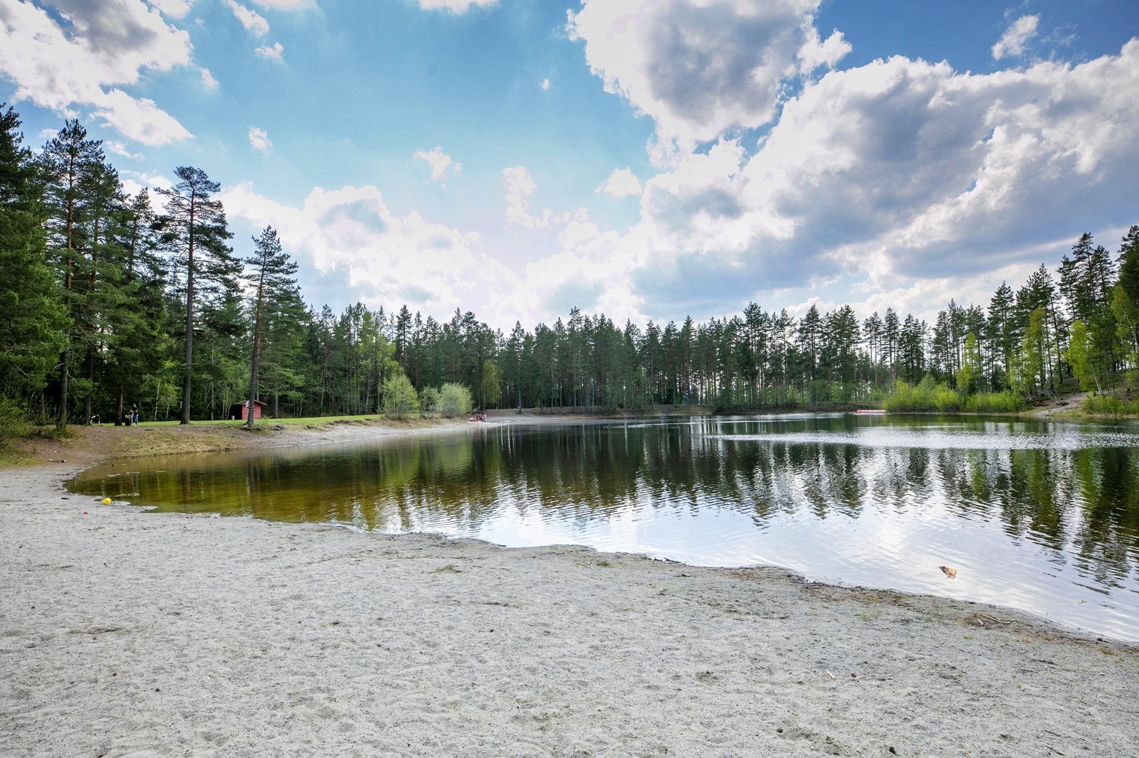 Kort vei til Årbogen, et populært friluftsområde med badeplass. Galleribilde