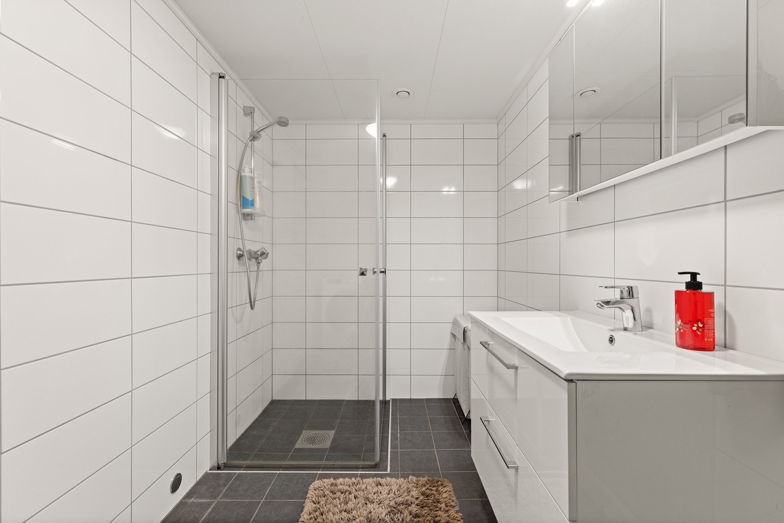 Badet ble oppgradert i perioden 2020-2021 og har flislagt gulv med elektriske varmekabler. Galleribilde