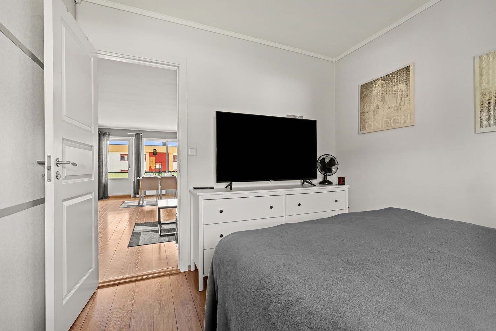 Overflatene består av laminat på gulv og malte flater på veggene. Galleribilde