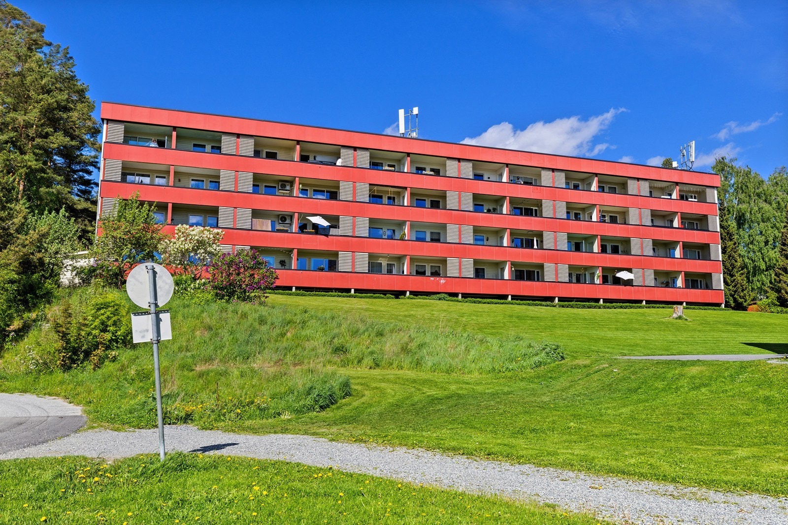 Borettslaget består av 96 andelsboliger fordelt på fire bygninger, oppført i 1975. Galleribilde
