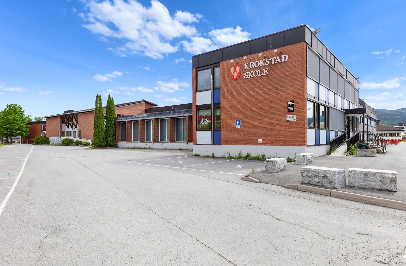 Krokstad skole for 1.-7. trinn ligger ca. 1,8 km fra leiligheten. Galleribilde