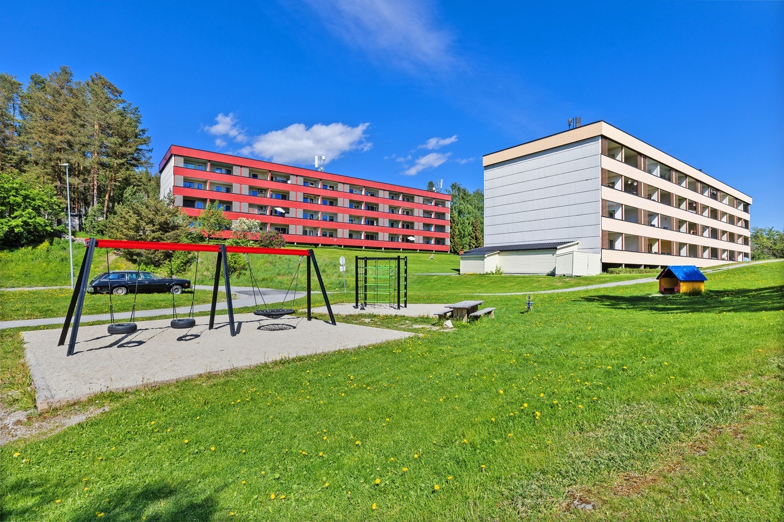 Hovla borettslag har store, grønne fellesarealer med lekeplass. Galleribilde