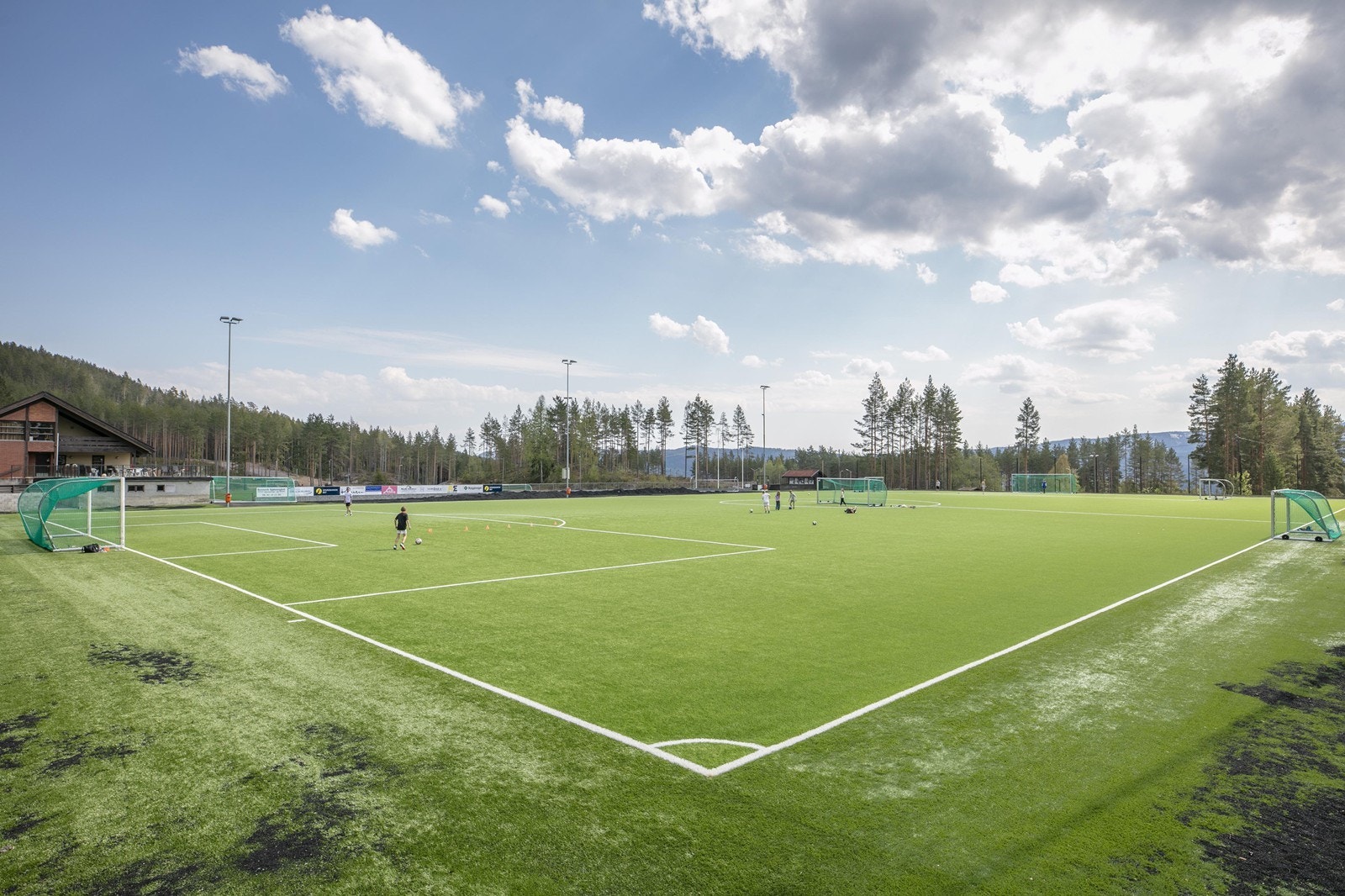 Årbogen idrettspark ligger kun ni minutters gange unna, med tilbud som fotball og tennis. Galleribilde
