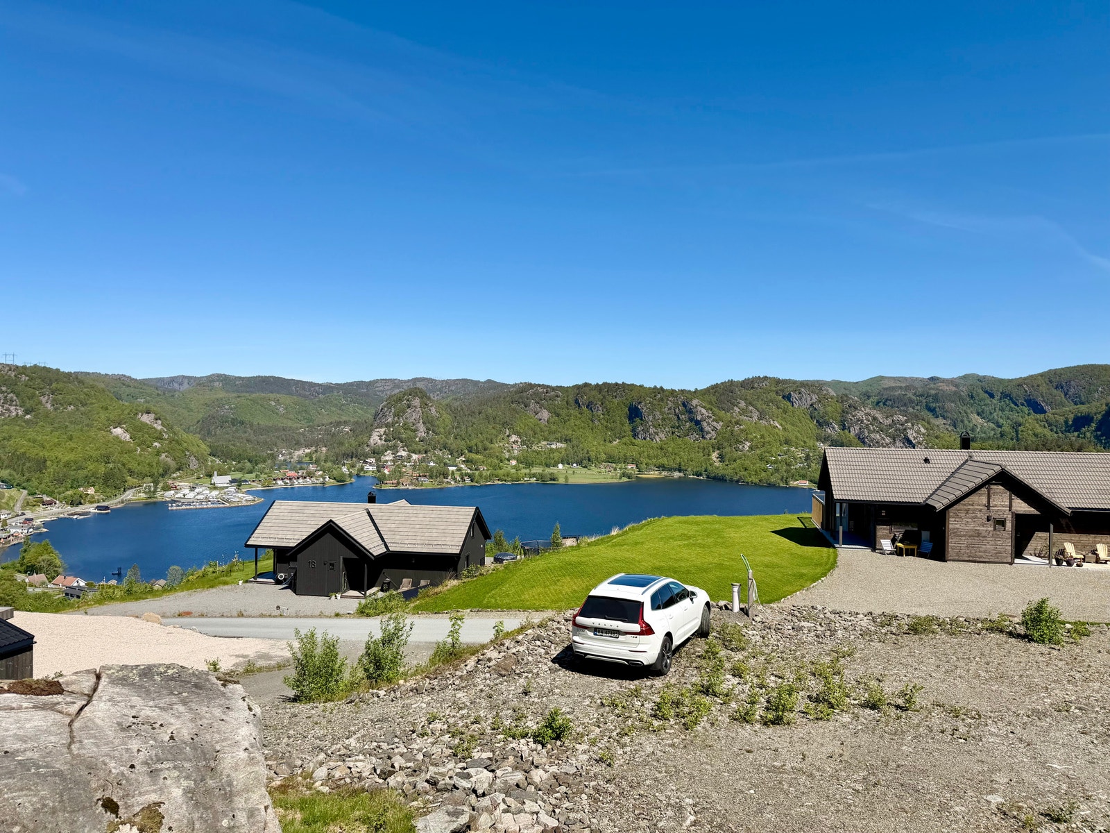 Tomt 23 er ei stor tomt på 1068 m2.
Mye av tomta er planert og kan utnyttes om en ønsker.
Ellers blir hytta levert med takterrasse og 55 m2 terrasse på bakkeplan så ønsker en det lettstelt trenger en ikke opparbeide plen. Galleribilde